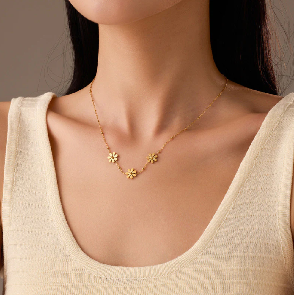 Fleuréa D’Or – Golden Daisy Whisper Necklace