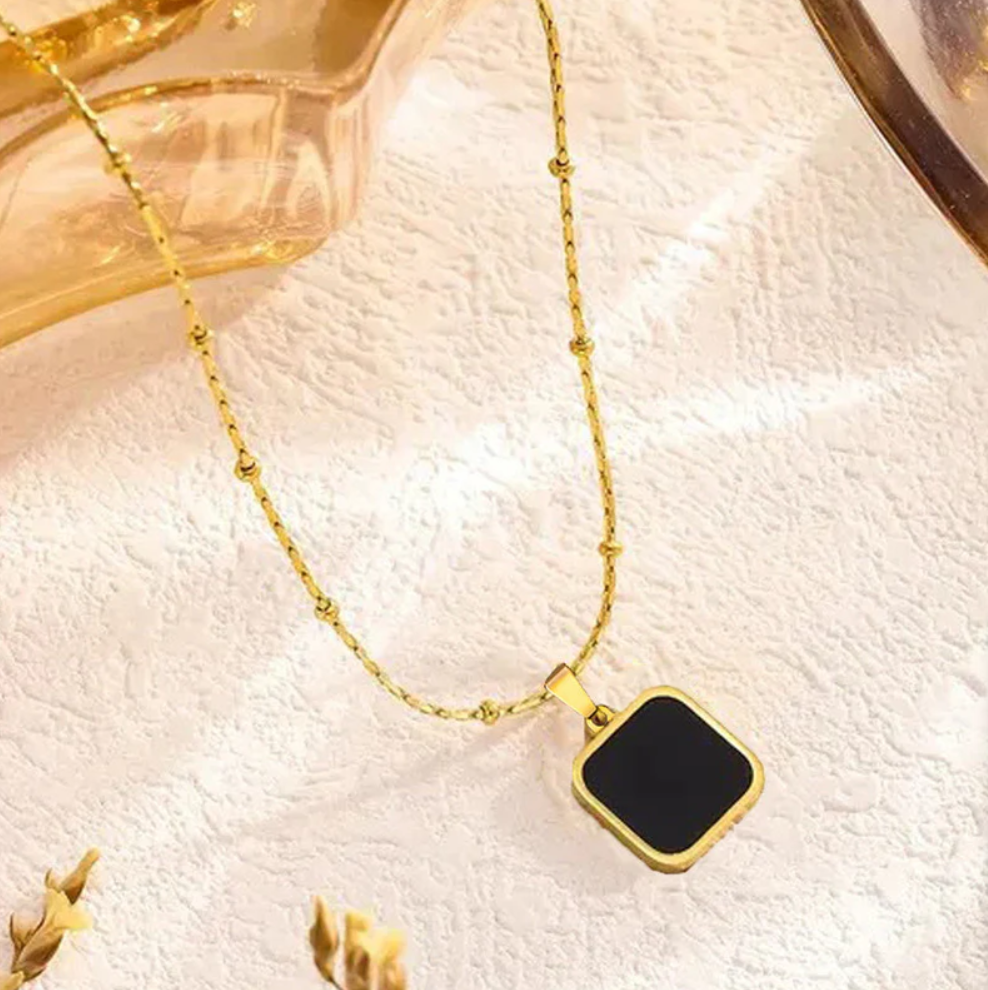 Noir Éclat Pendant