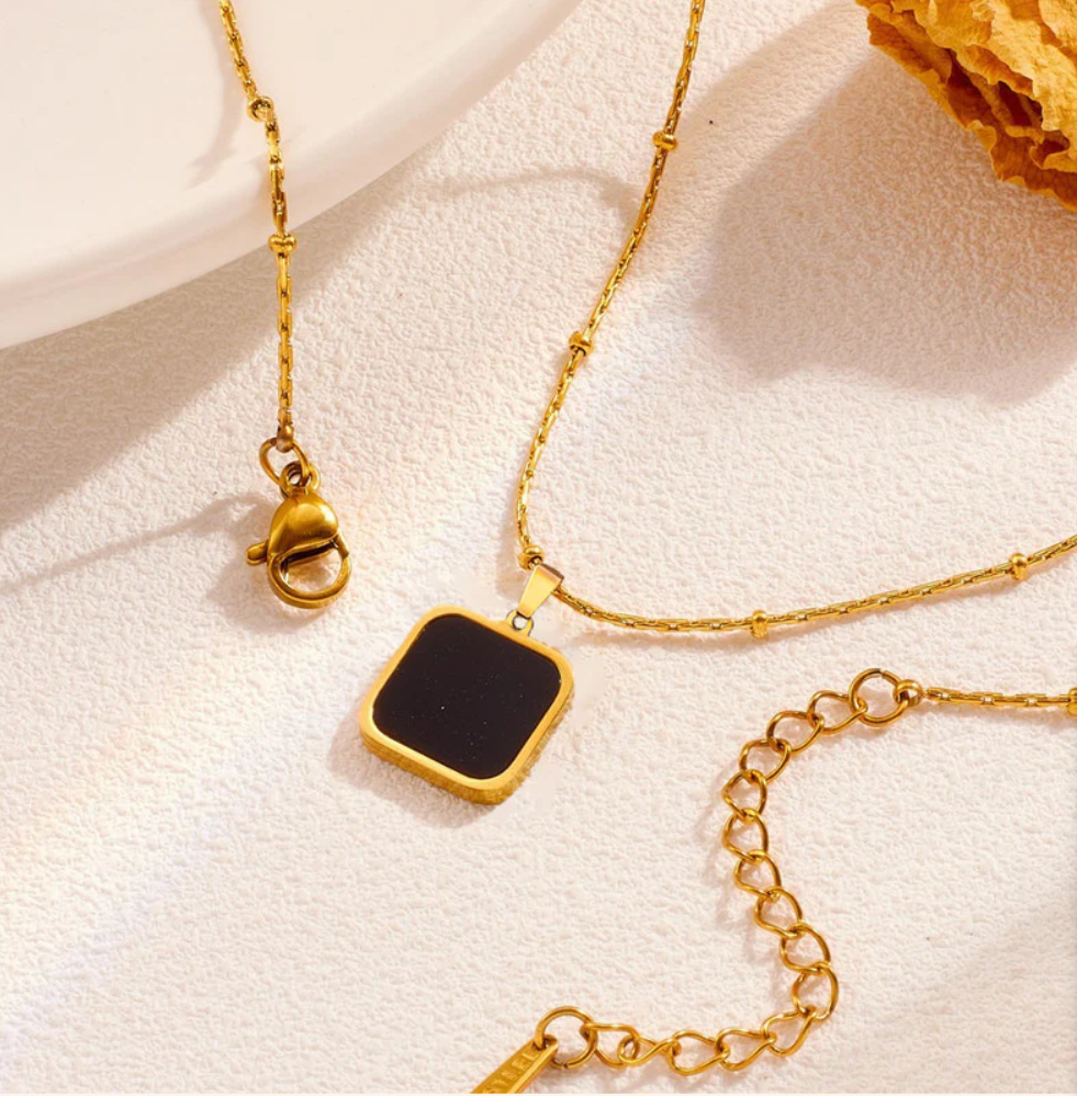 Noir Éclat Pendant