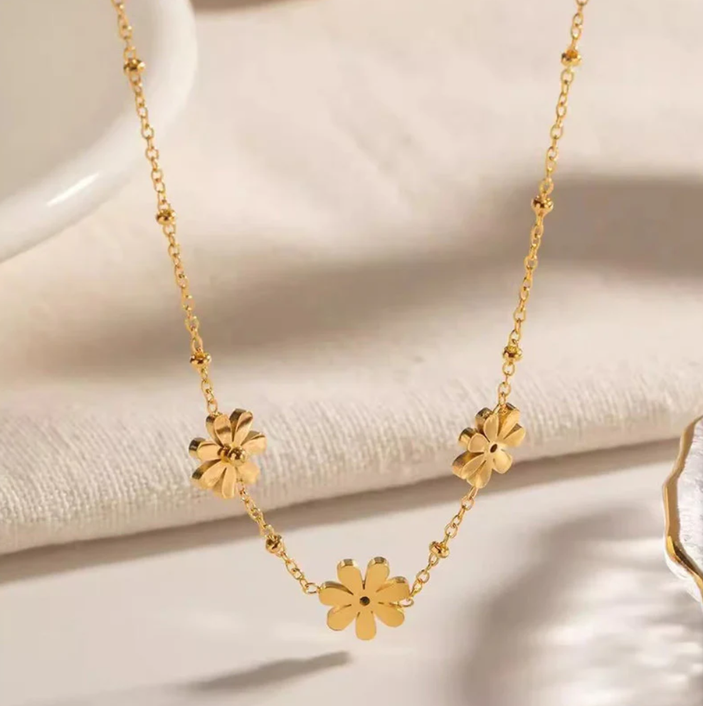 Fleuréa D’Or – Golden Daisy Whisper Necklace