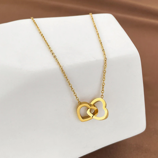 Amoura Étreinte – Interlocked Heart Necklace