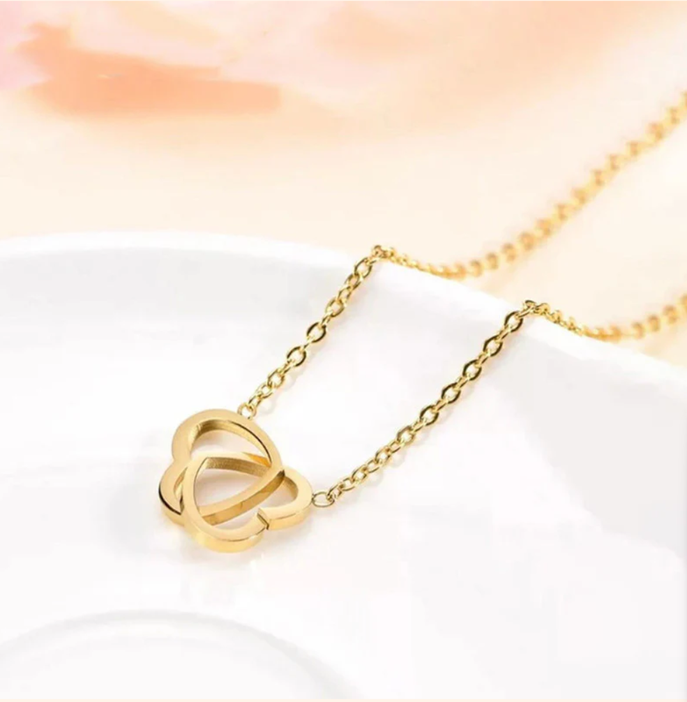 Amoura Étreinte – Interlocked Heart Necklace