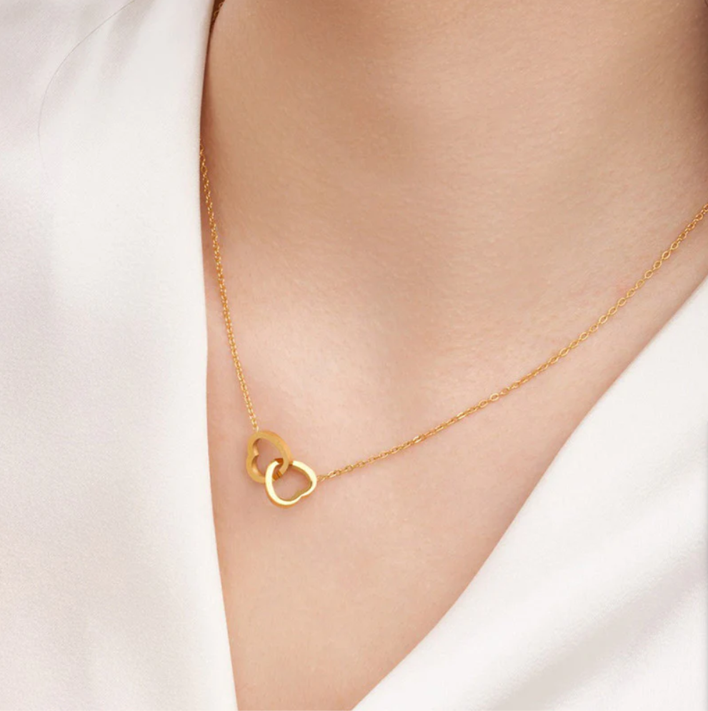 Amoura Étreinte – Interlocked Heart Necklace