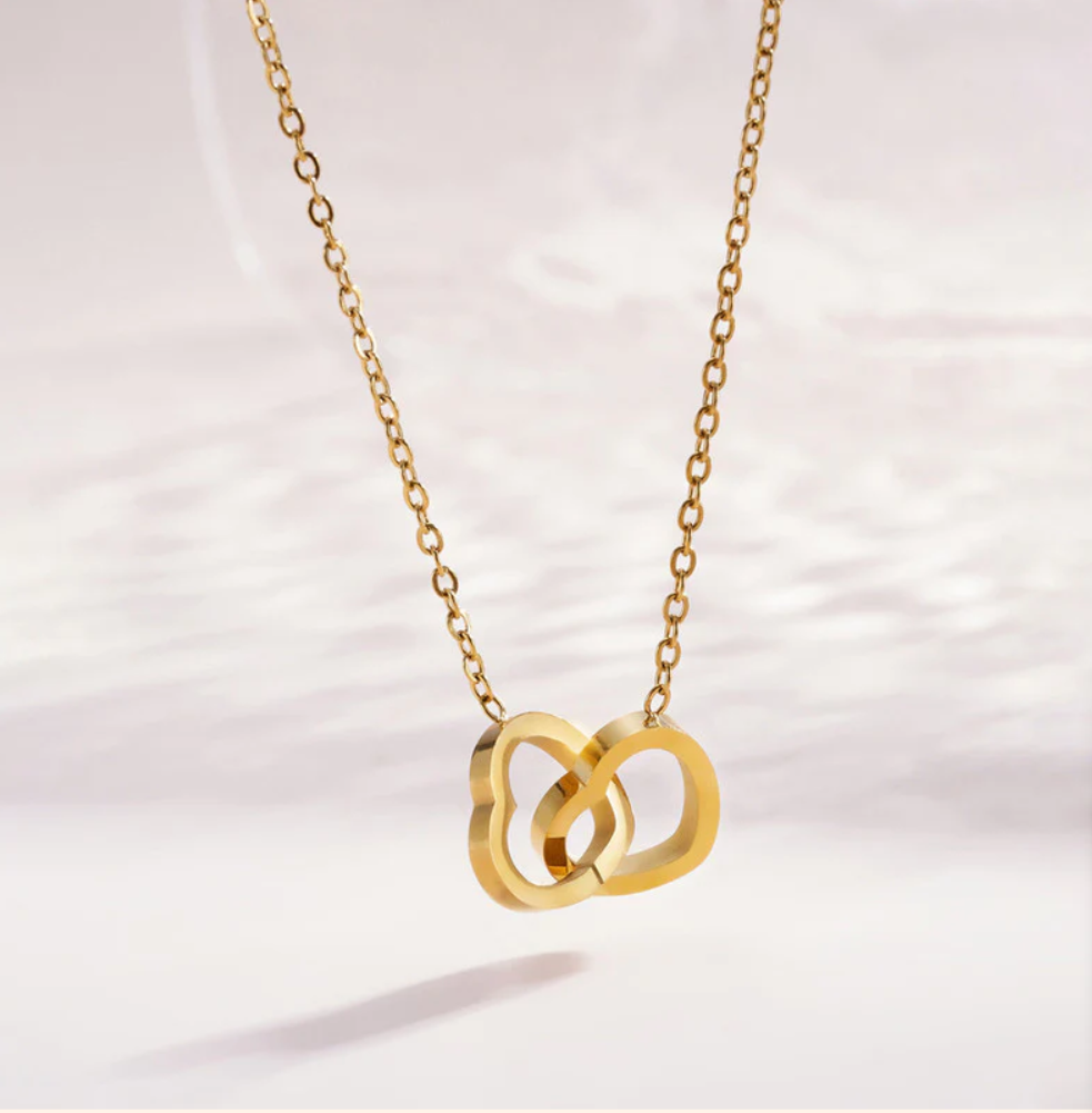 Amoura Étreinte – Interlocked Heart Necklace