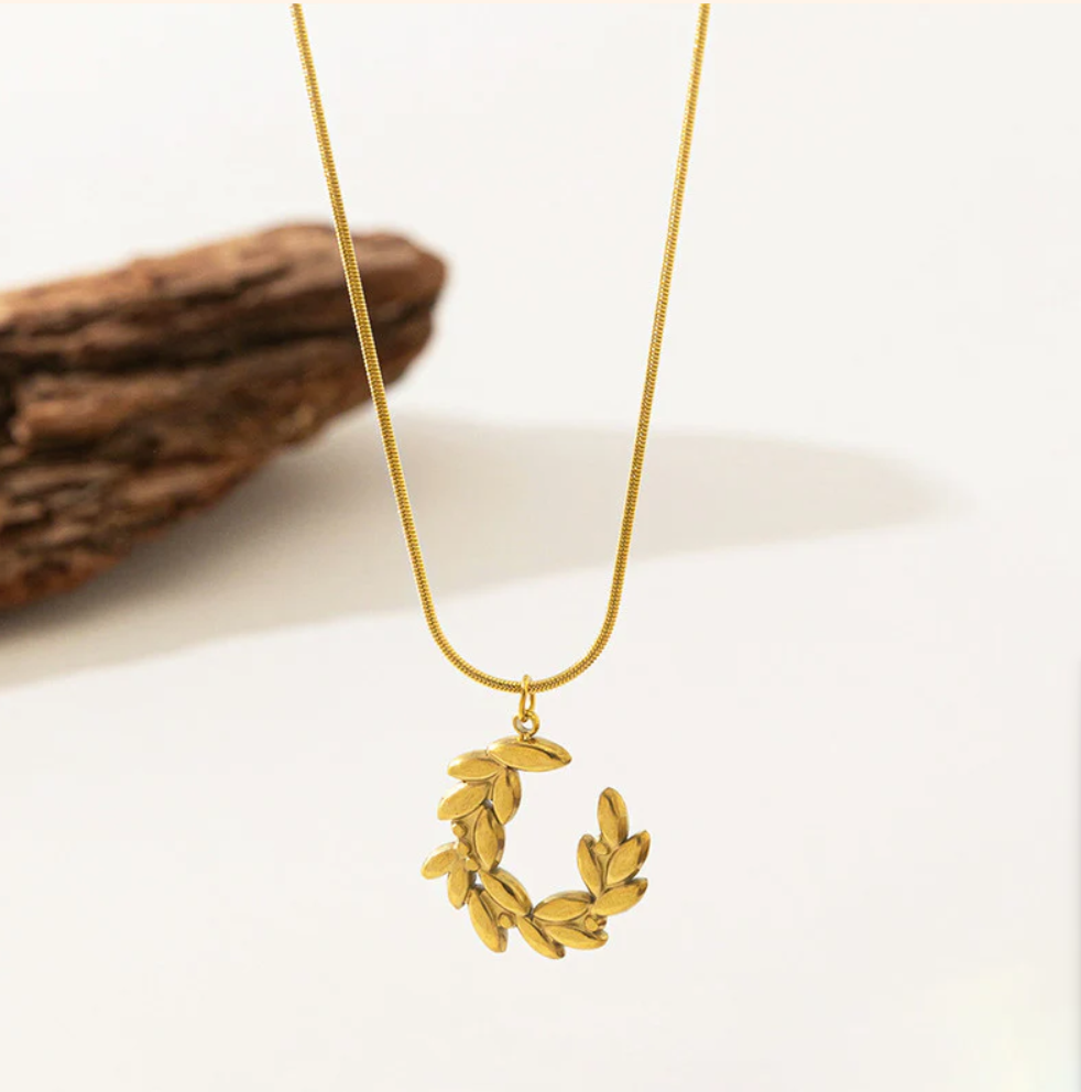 Orvelle Noire – Leaf Halo Necklace