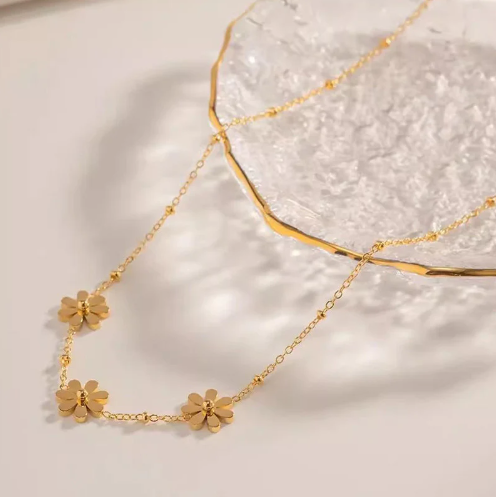 Fleuréa D’Or – Golden Daisy Whisper Necklace