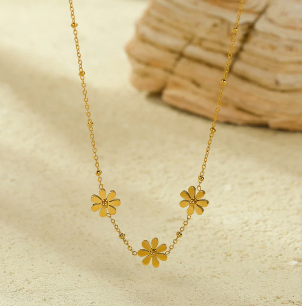 Fleuréa D’Or – Golden Daisy Whisper Necklace